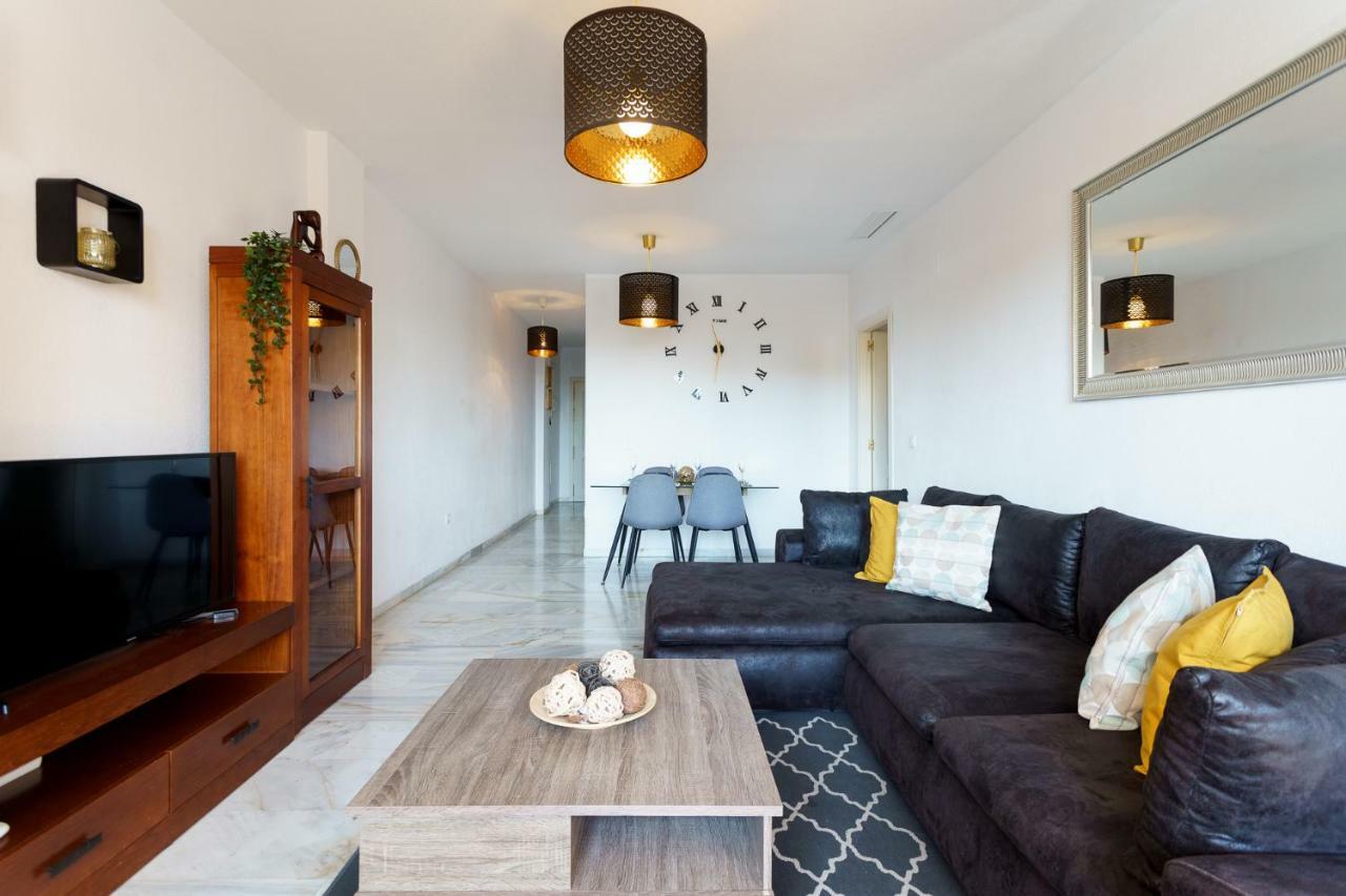 Spacious Beachfront Flat With Sea Views And Private Indoor Parking Беналмадена Екстериор снимка