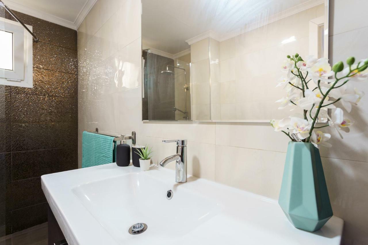 Spacious Beachfront Flat With Sea Views And Private Indoor Parking Беналмадена Екстериор снимка