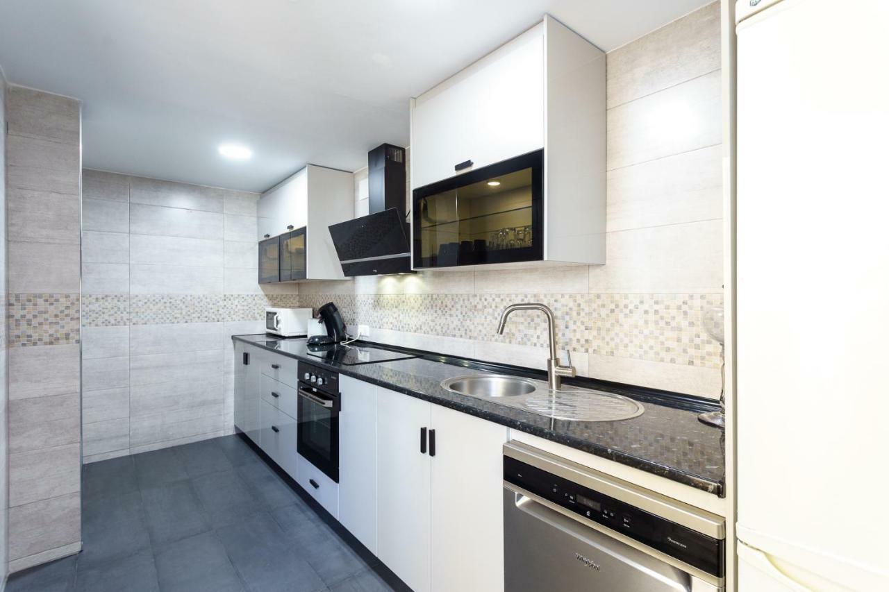 Spacious Beachfront Flat With Sea Views And Private Indoor Parking Беналмадена Екстериор снимка